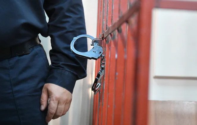 Сотрудники ФСБ увезли председателя суда в наручниках прямо с рабочего места