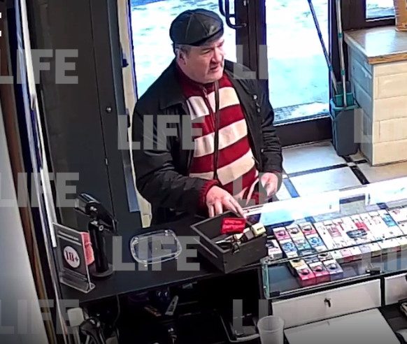 Жулик в очках ловко ограбил табачный магазин в Москве