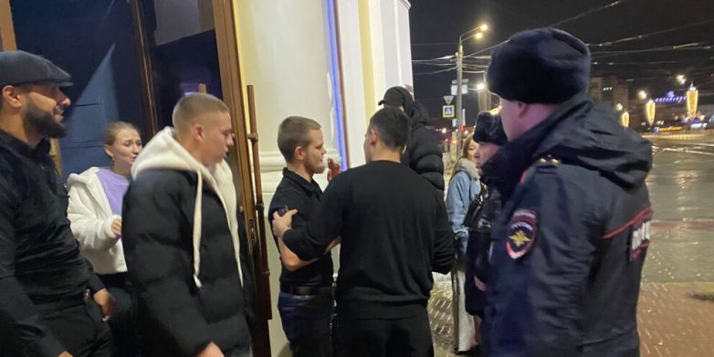 Более 50 человек задержали полицейские на улице в Челябинске