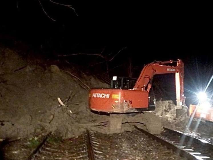 Движение поездов в Сочи прервано. Тонны грязи смыли железнодорожные пути