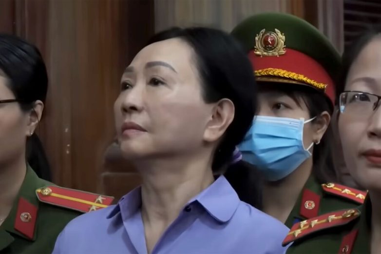 Пенсионерка подружилась с чиновниками и смогла захватить главный банк Вьетнама