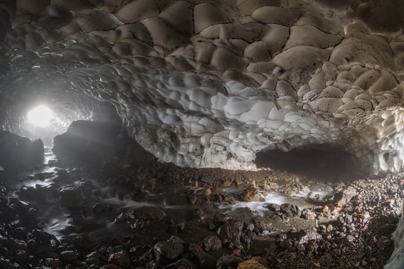 Непередаваемая красота камчатских снежных пещер