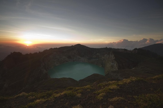 Потрясающие трёхцветные вулканические озёра Келимуту, с которыми связаны красивые легенды
