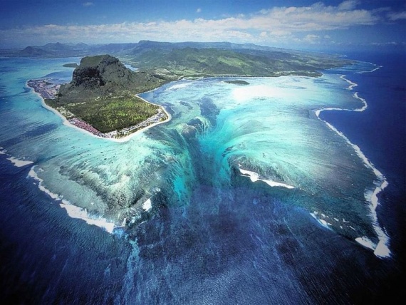Подводный водопад-иллюзия, на который страшно смотреть даже на фото