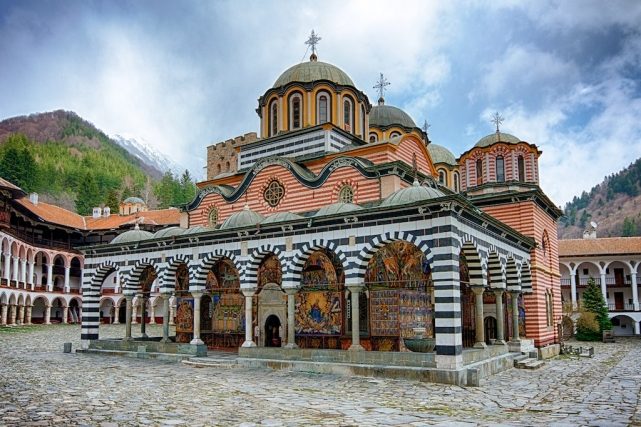 Амфитеатр, каменный лес и самый странный дом в мире: удивительная Болгария