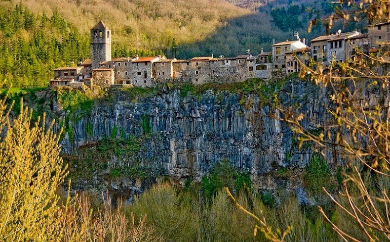 Кастельфольит-де-ла-Рока — уникальная деревня на скале