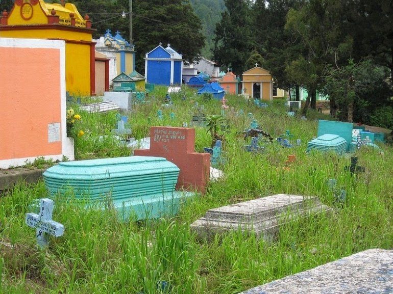 Разноцветные кладбища Гватемалы: смерть — это... весело!