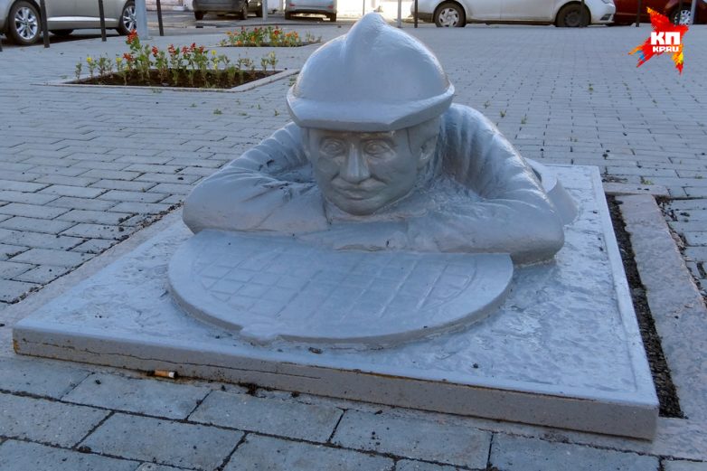 Необычные, смешные и трогательные памятники работникам ЖКХ в российских городах