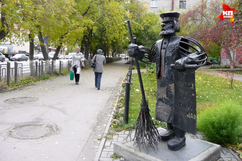 Необычные, смешные и трогательные памятники работникам ЖКХ в российских городах