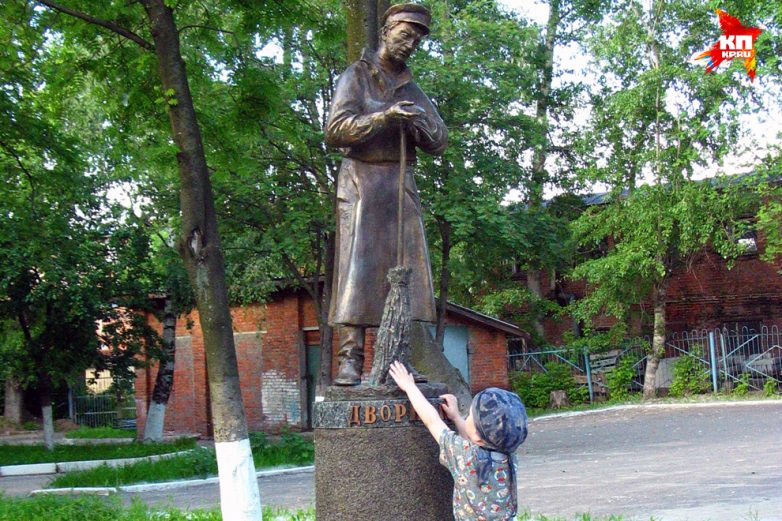 Российские города с необычными памятниками... работникам ЖКХ