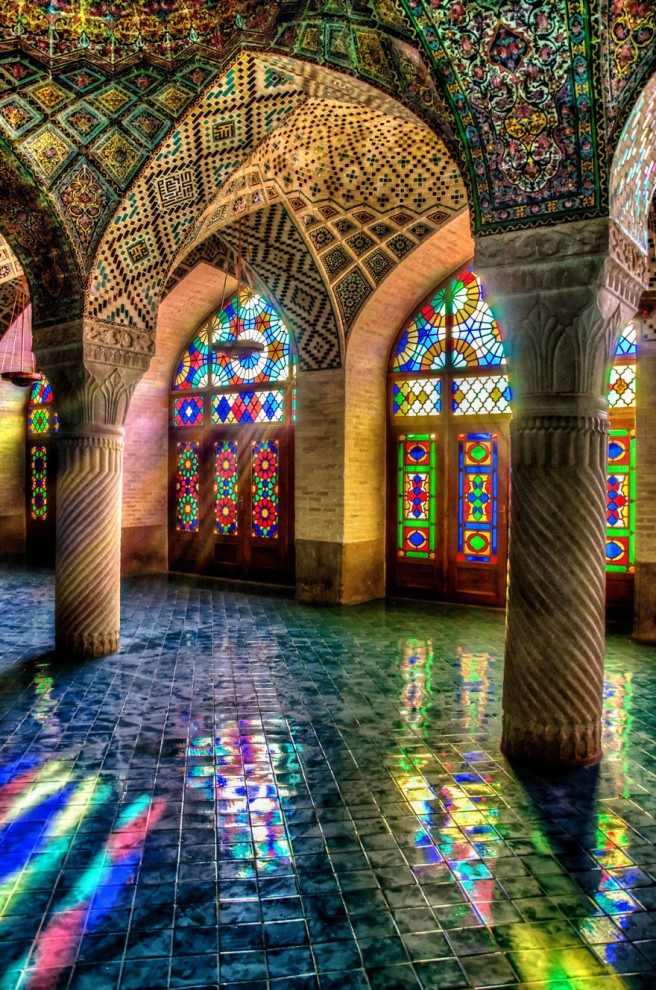 Уникальные витражи Радужной мечети