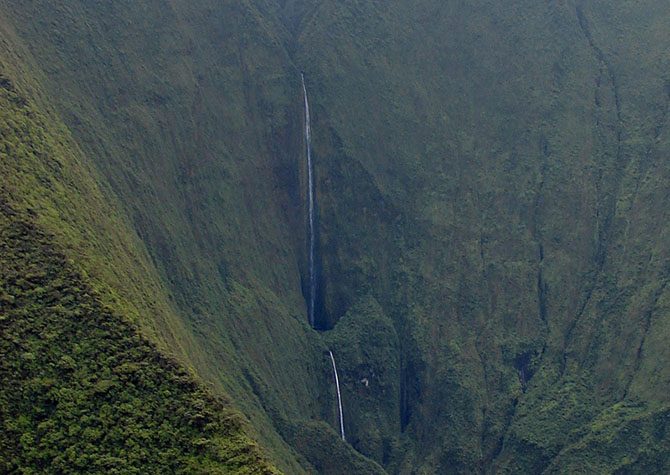 Роскошный гавайский водопад
