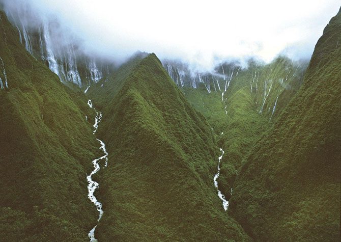 Роскошный гавайский водопад