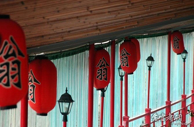 Фантастический висячий ресторан в Китае