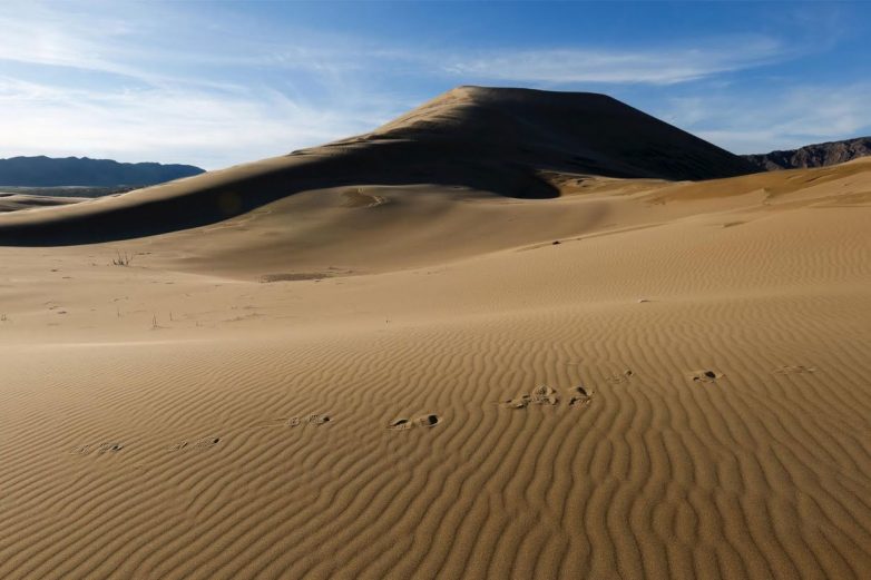 Удивительная поющая дюна в Казахстане