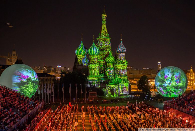 Буйство красок и веселья у стен Кремля