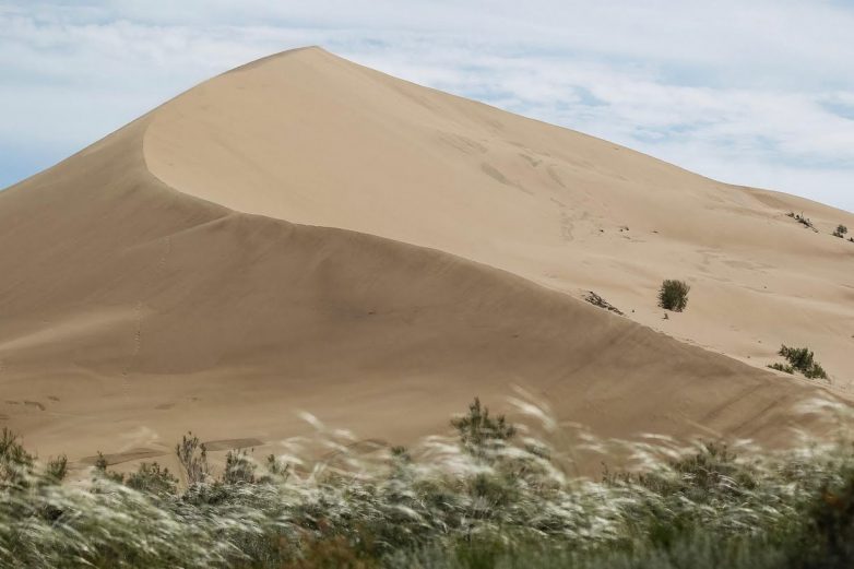 Удивительная поющая дюна в Казахстане