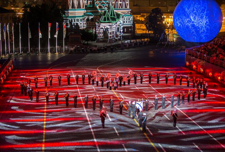 Буйство красок и веселья у стен Кремля