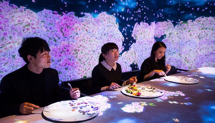 Удивительная инсталляция для привлечения клиентов в ресторане в Токио