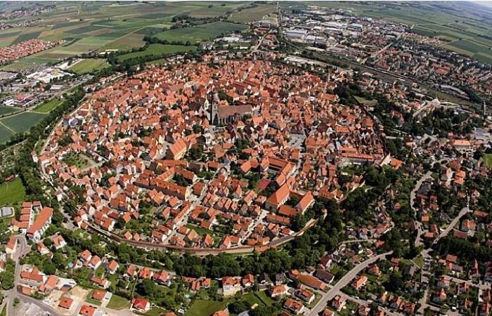 Нёрдлинген: уютный немецкий городок, построенный в метеоритном кратере
