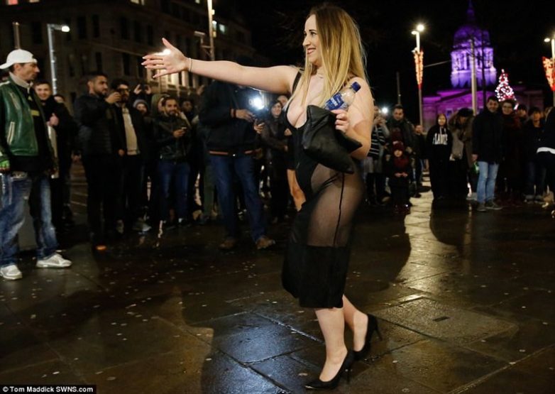 Фотосказ про то, как консервативная старушка Великобритания Новый год встречала