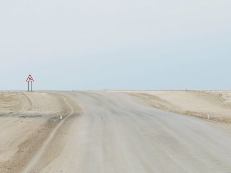 Одинокие дорожные знаки посреди пустыни в Намибии