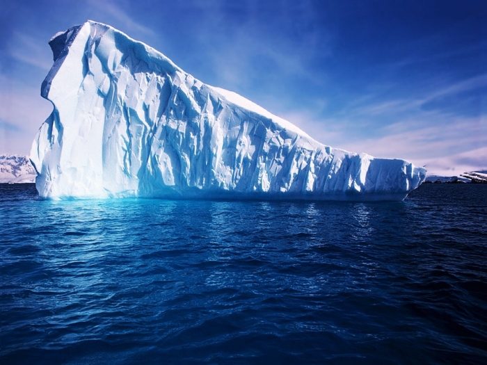 Гренландской деревеньке угрожает огромный айсберг