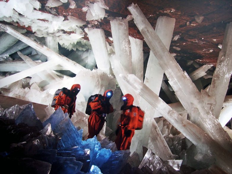 Фантастическая пещера огромных кристаллов