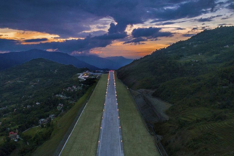 В Гималаях открылся, возможно, самый красивый аэропорт в мире