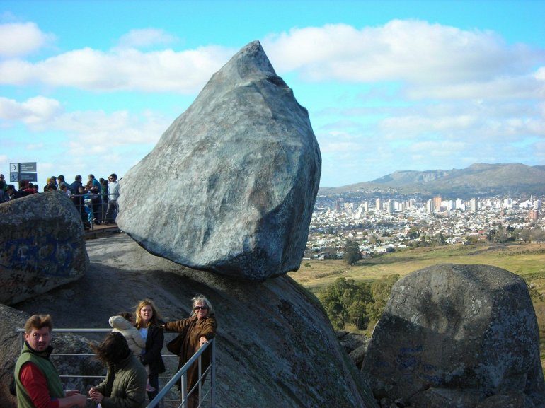 Тайна удивительного камня в Аргентине, который почему-то не падает