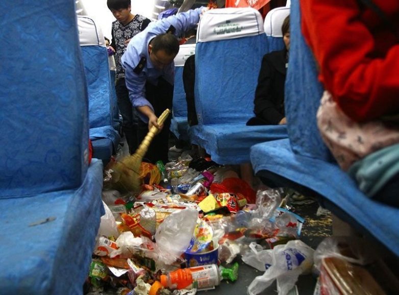 В праздники китайцы превращают свои поезда в свалку мусора