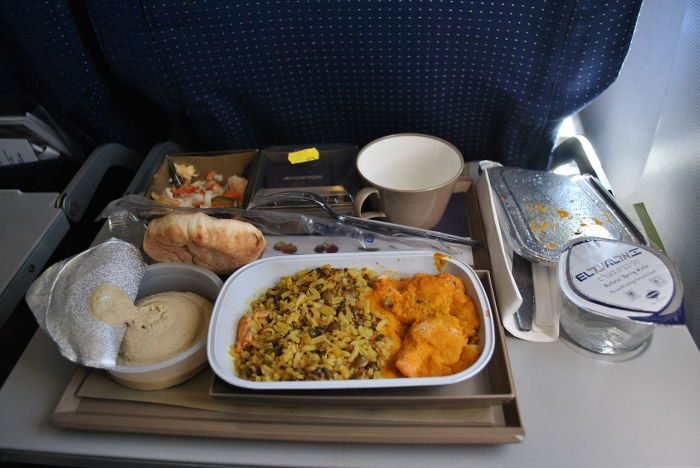 Доппорция еды и другие услуги в самолётах, о которых не знают даже опытные туристы