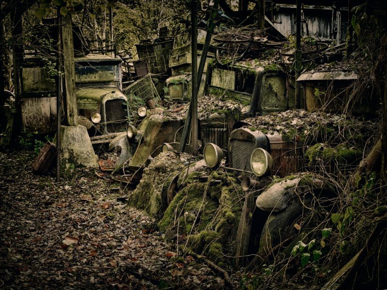 Мистическое очарование автомобильных кладбищ со всего мира