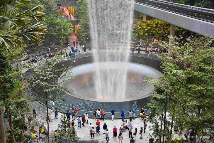 В сингапурском аэропорту появился свой водопад