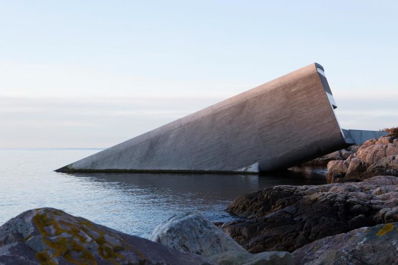 В Норвегии открылся уникальный ресторан на дне морском