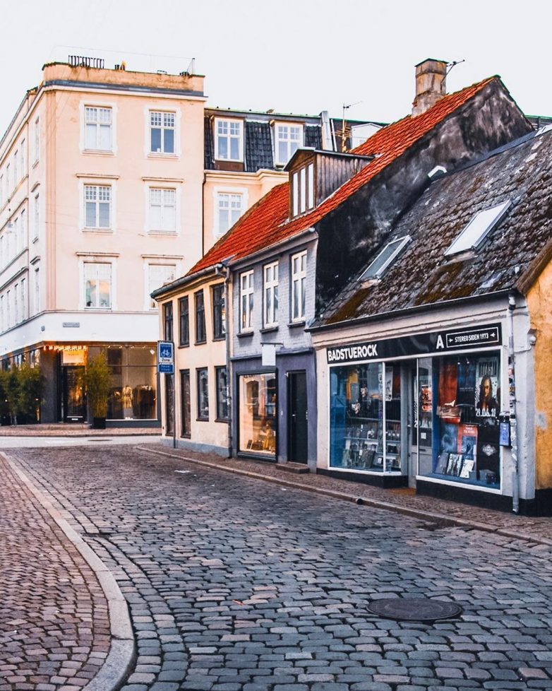 Неповторимая архитектура Дании на колоритных снимках Адама Бросбеля