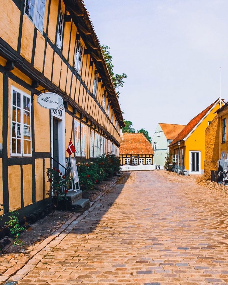 Неповторимая архитектура Дании на колоритных снимках Адама Бросбеля