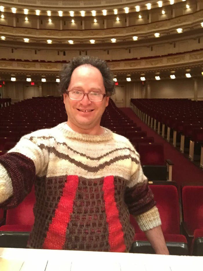 Милейший американец вяжет свитеры с изображением мировых достопримечательностей и посещает их