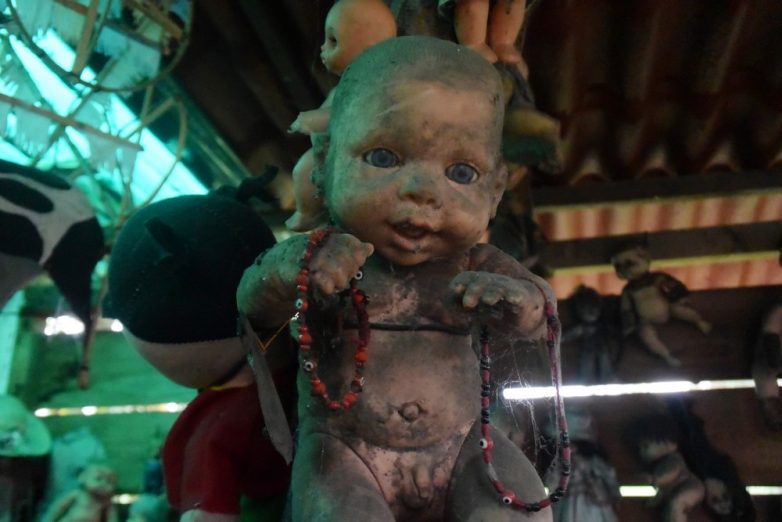 Жутковатые снимки с мексиканского «острова кукол»