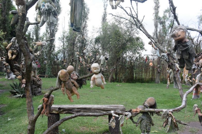 Жутковатые снимки с мексиканского «острова кукол»