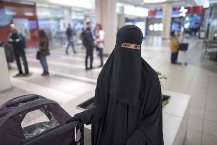 Вопрос на засыпку: как проходят паспортный контроль женщины в хиджабе?
