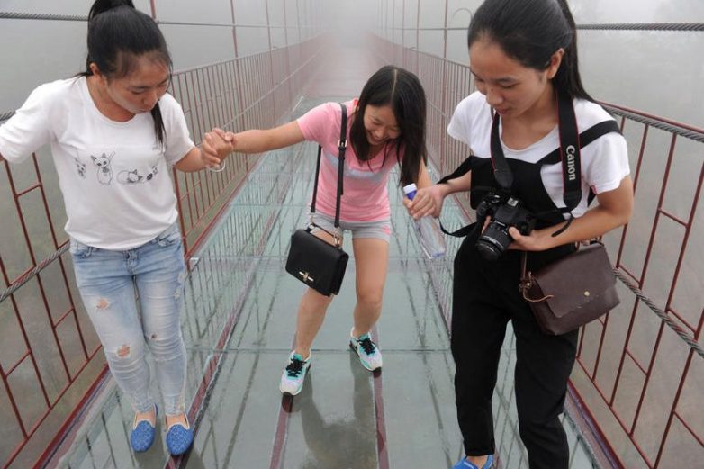 Стеклянный мост в Китае для любителей экстрима