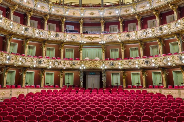 Интерьеры оперных театров планеты: вид со сцены