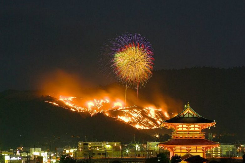 Диковинная традиция в Стране восходящего солнца: зачем японцы каждый год поджигают гору?