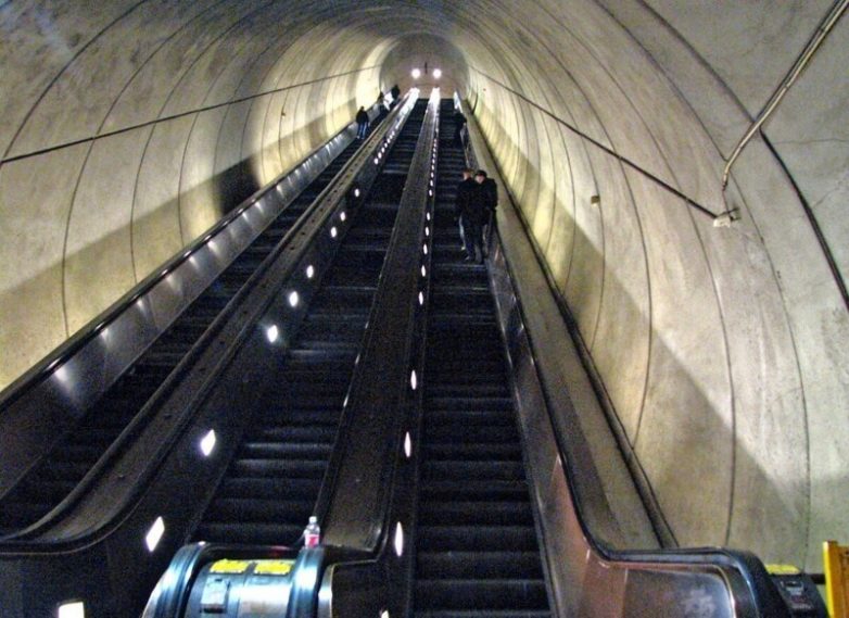 Лестница в небо: 10 самых длинных эскалаторов в мире