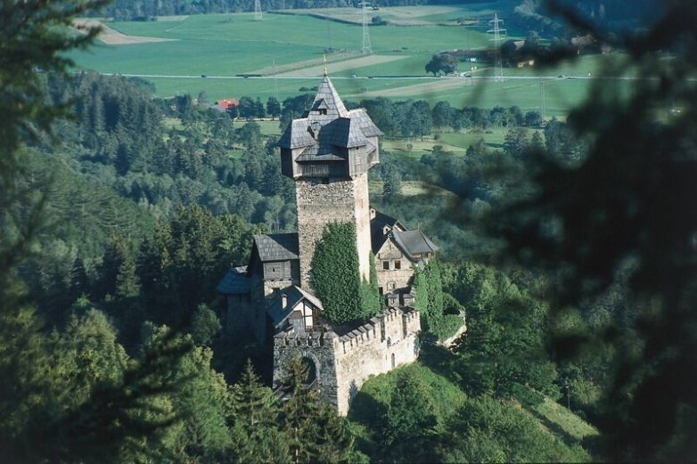 Величавый замок Фалькенштайн