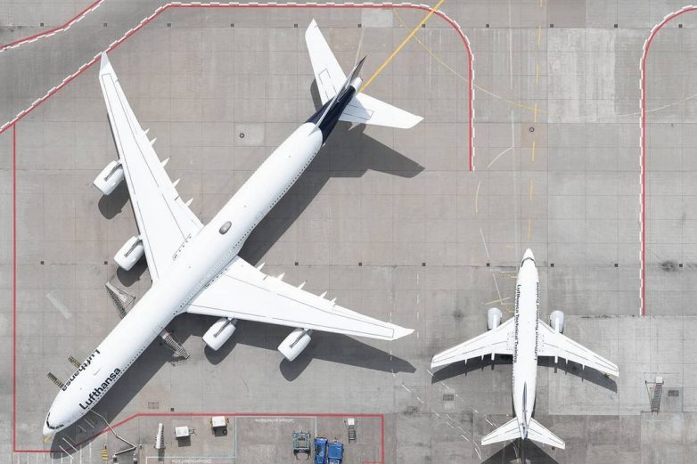 Проект «Аэропорты»: летающие машины, прикованные к земле пандемией, на тревел-снимках Тома Хегена