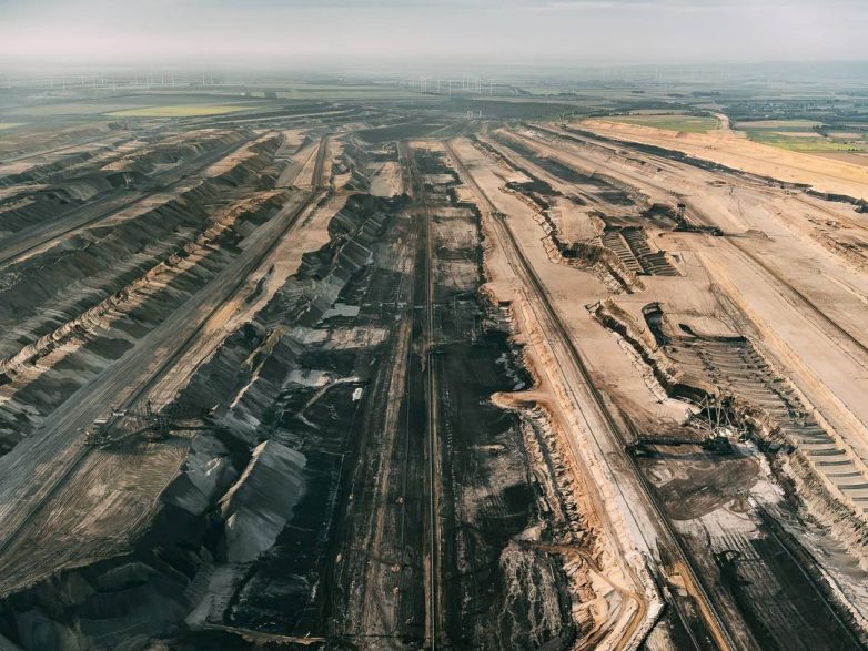 Проект «Аэропорты»: летающие машины, прикованные к земле пандемией, на тревел-снимках Тома Хегена