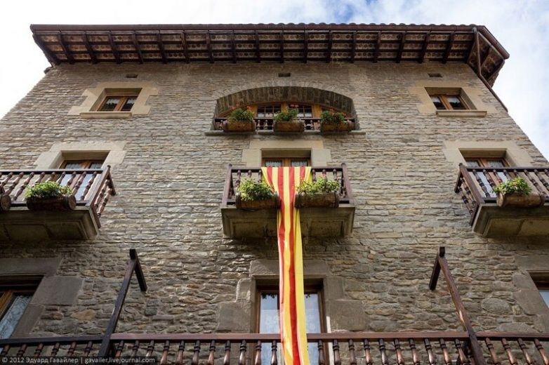 Тревел-блогер путешествует по каталонскому Рупиту