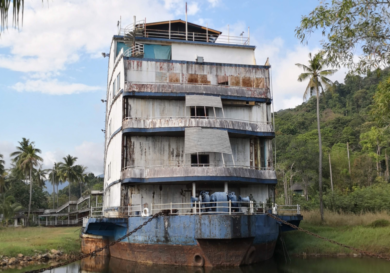 Заброшенное судно-отель в тайских джунглях